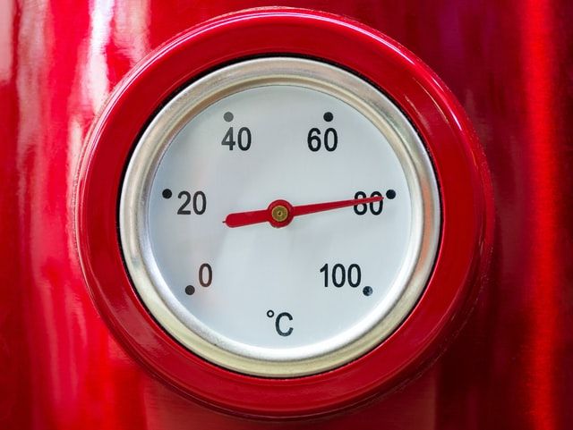 thermomètre rouge indiquant la température