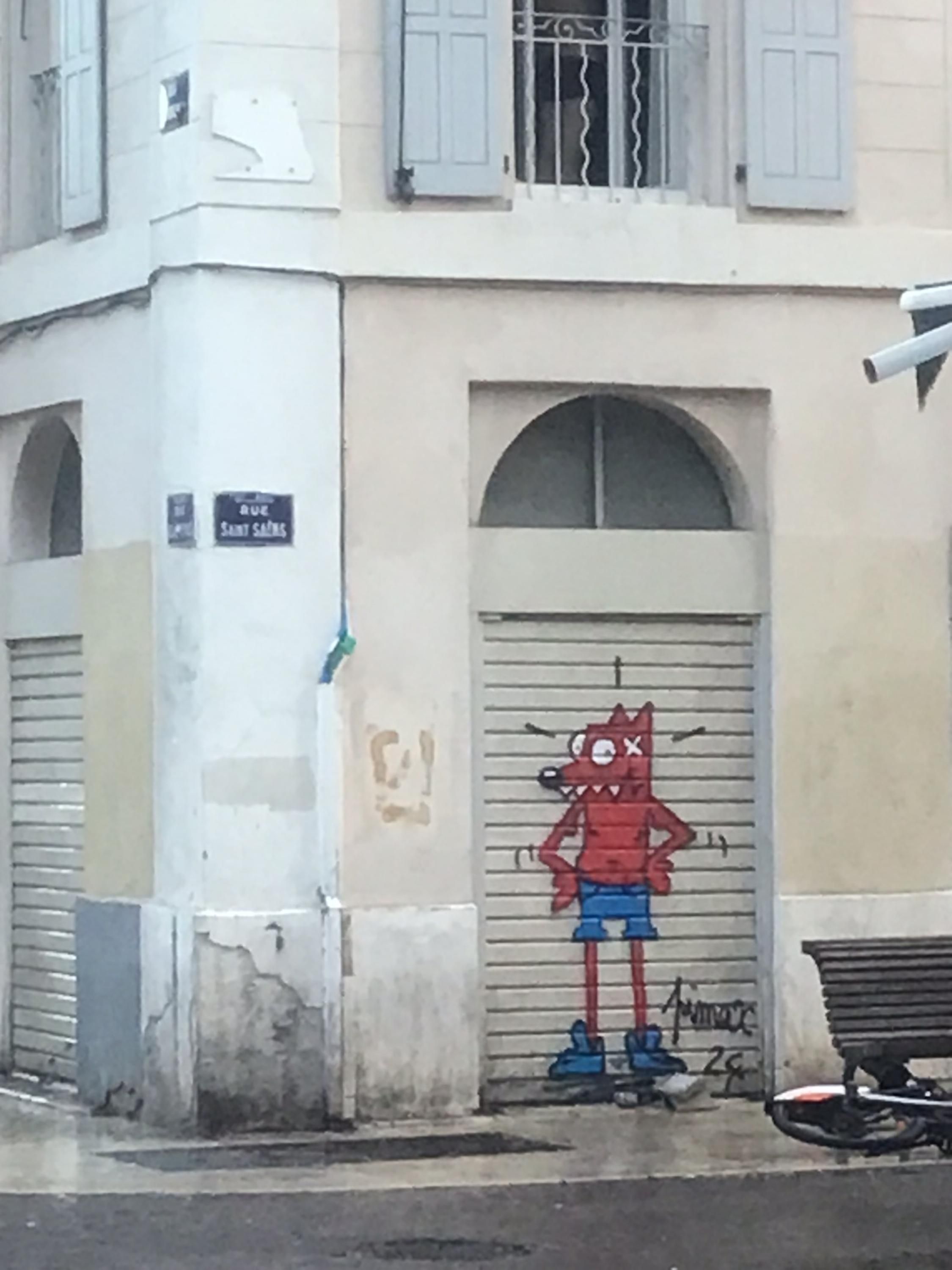 graff d'un renard rouge à short et chaussures bleus vue à marseille lors désinsectisation