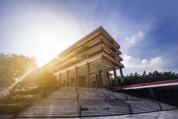 bâtiment éducatif avec volée d'escaliers